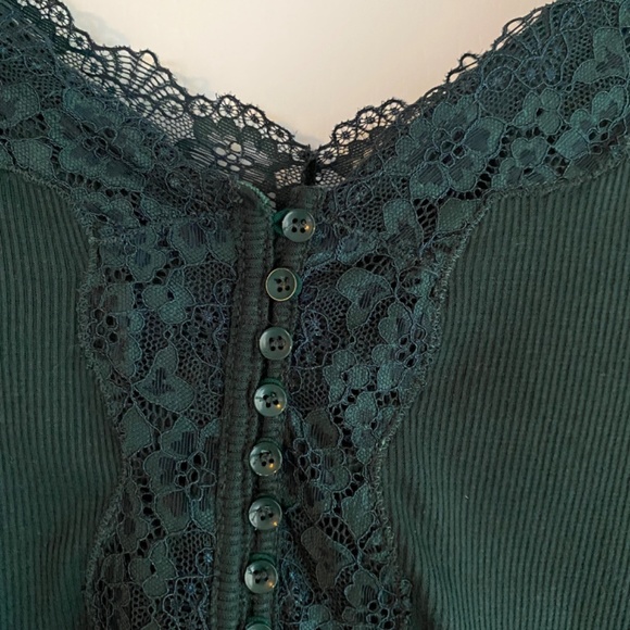 Women’s lace trim with button detail green top - Picture 2 of 3